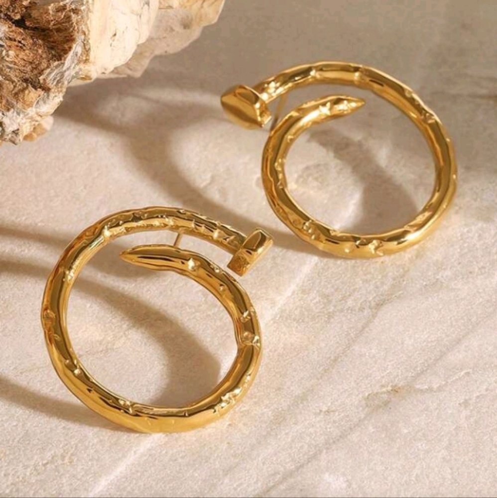 NEW! 18K Gold Plated Minimalist Stunning Nail Spiral Shape Post Earrings